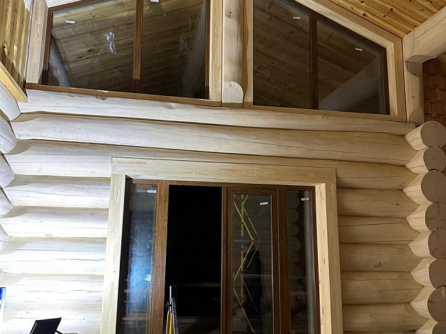 Окна с обсадой в кедровом доме: сруб в канадский замок и пост-энд-бим с учётом разной усадки